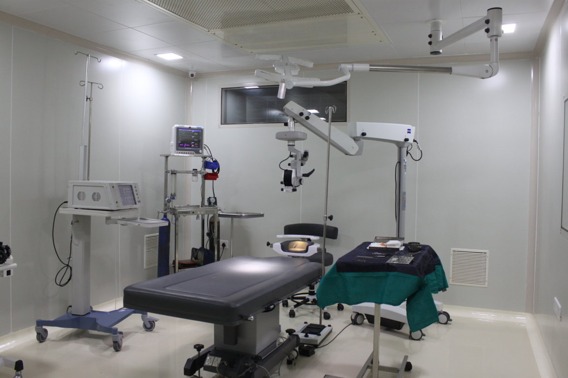 Wide view of a phacoemulsification operation theatre at Insight Institute with overhead laminar-flow ceiling, Zeiss microscope and complete cataract surgical setup